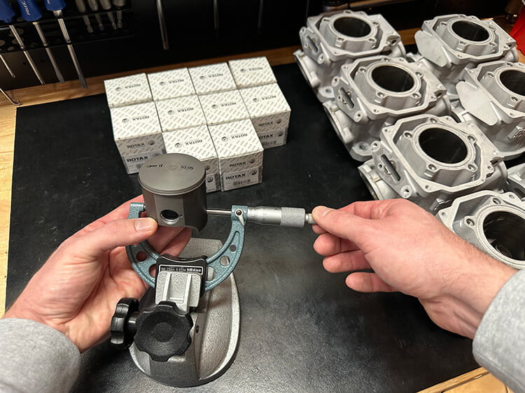 rotax-max-motor-kolben-mit-buegelmessschraube