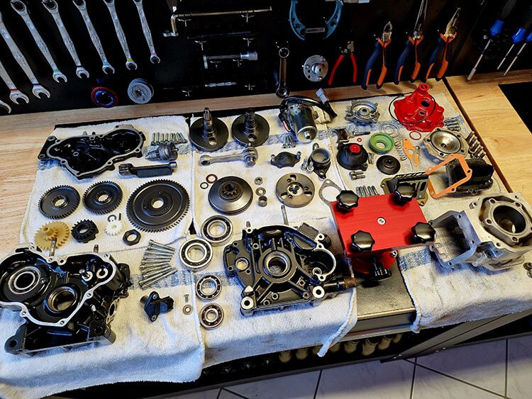 rotax-max-senior-motor-zerlegt-in-einzelteilen