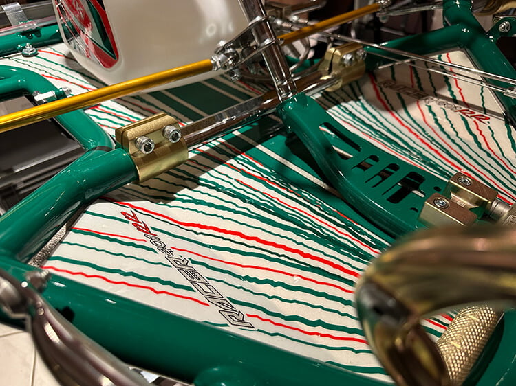 tony-kart-racer-401-rr-bodenbleck-nahaufnahme