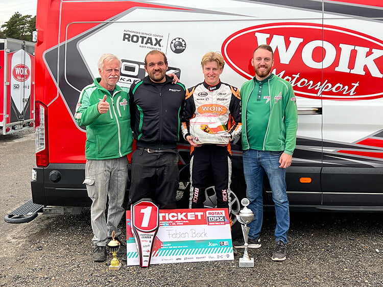 joachim-woik-christophe-raymakers-fabian-bock-und-dennis-woik-vor-transporter-mit-rotax-grand-final-ticket-2022