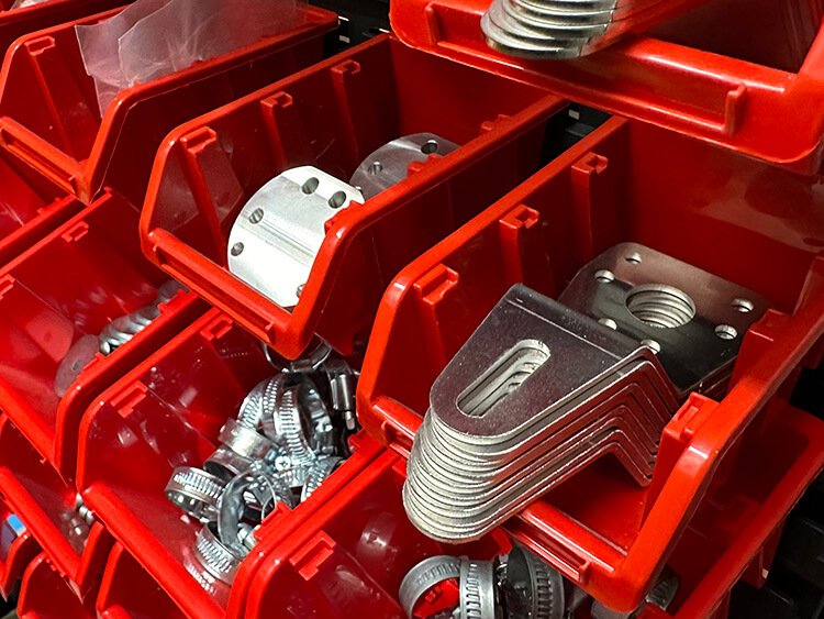 woik-motorsport-eigene-produkte-in-roten-sortierkästen